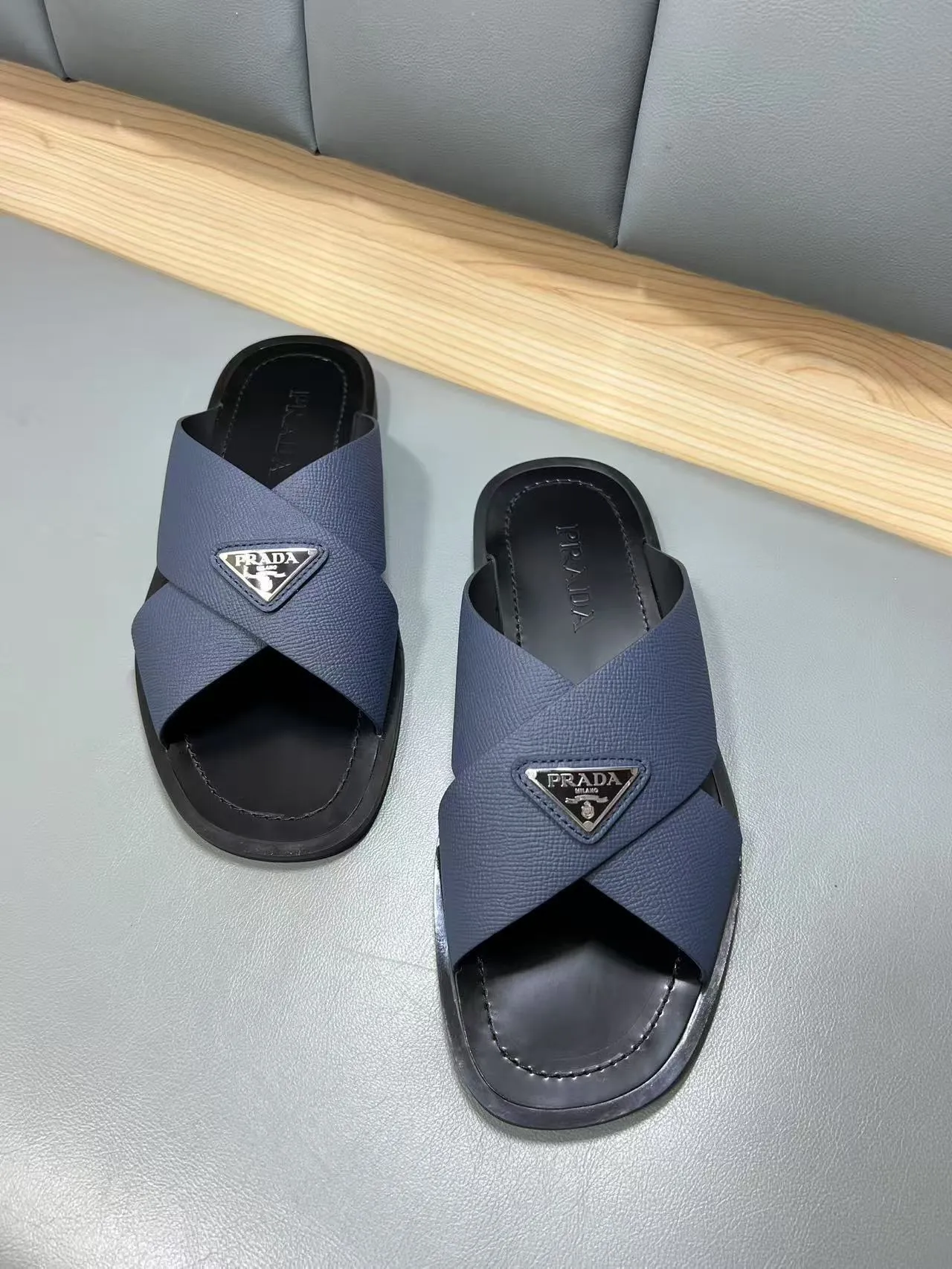 340💰PRADA Prada’s latest slippers are synchronized with the official website. This slipper is made of the brand’s unique and iconic Saffiano leather. The brand logo jumps out from the double straps, and the brand style is clearly visible. Cowhide gives men elegant charm and functional design, making it an ideal choice for vacation and leisure. Size:38-45